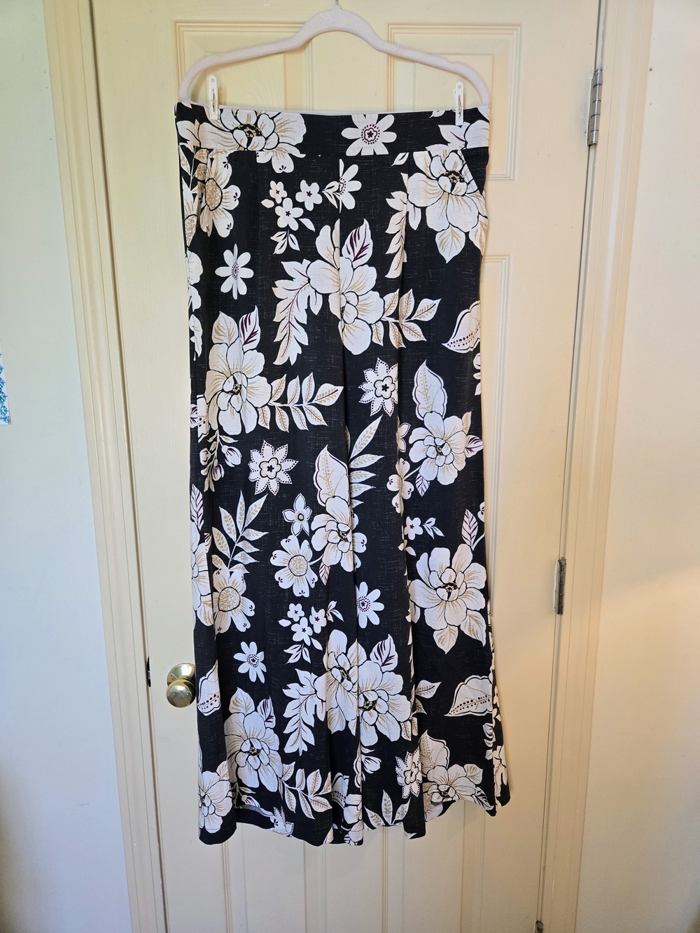 NWOT Torrid Black & White Floral Challis Wide-Leg Pants Size 1 Tall